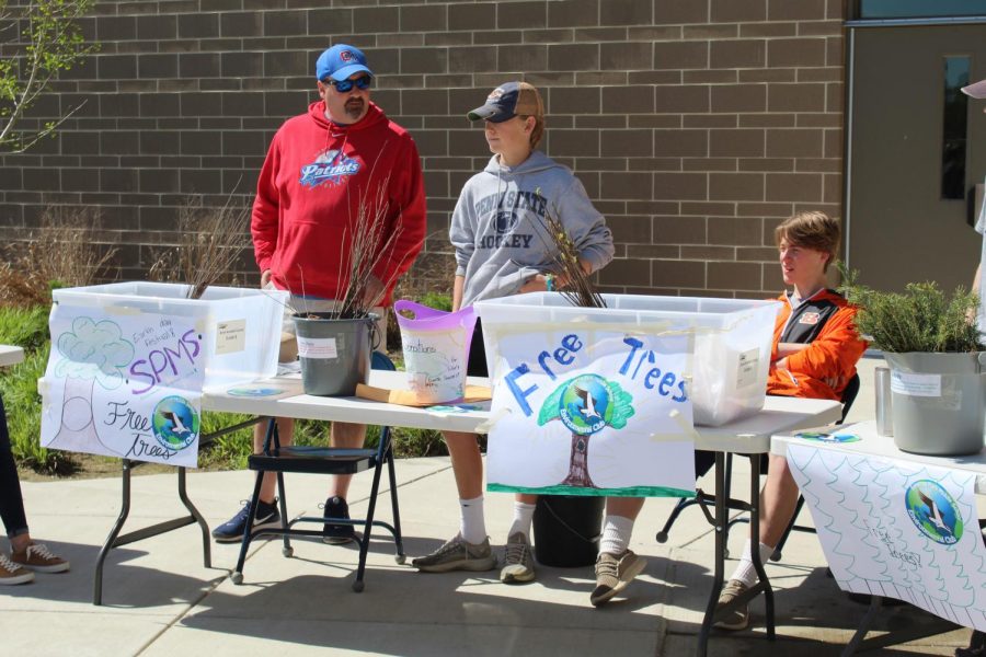  Although the festival is held at SPHS, Severna Park Middle School is just as involved. The school had their own booth to collect donations and promote free trees to help save the environment. “It’s great that we can get everyone involved in the festival, it shows that we can make a change” junior Jake Powell said. 
