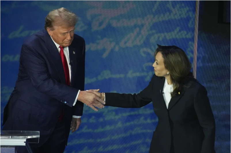  Republican candidate Trump and Democratic candidate Harris shaking hands at the start of the debate.

